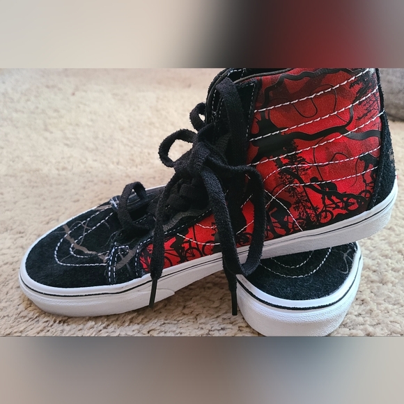 Stranger Things x Sk8-Hi Reissue 'Upside Down' Vans - Picture 2 of 11